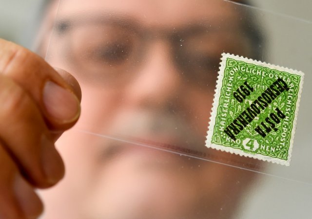 Čtyřkorunová zelená poštovní známka s černým převráceným přetiskem Pošta Československá 1919 se dnes v Bratislavě vydražila za 1,9 milionu korun. Vyplývá to z webu aukčního domu Petr Flaška. S aukční přirážkou za ni kupec zaplatil 2,25 milionu korun, řekl ČTK za aukční dům Tomáš Hejda. Podle dostupných informací jde o třetí nejvyšší cenu za československou známku v aukcích.