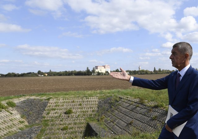 Bbiš na snímku z roku 2019, když chtěl na pozemcích u metra v Letňanech stavět vládní čtvrť.