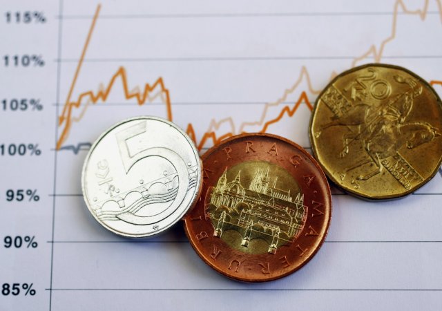 České koruně se vůči dolaru daří zpevňovat
