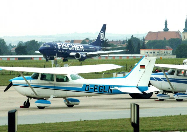 V reklamních materiálech údajně Fischer Air používala fotografie původní české společnosti Fischer Air, která působila v letech 1996 až 2005