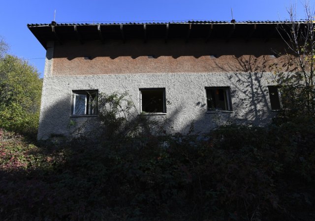 Zbývající části rekreačního areálu v Rabyni na Benešovsku, který patřil zakladateli vytunelované společnosti H-System Petru Smetkovi, jdou opět do aukce.