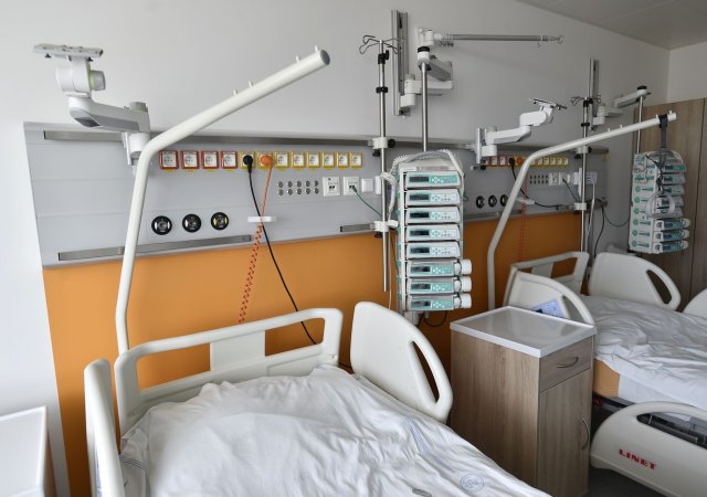 lůžka akutní péče