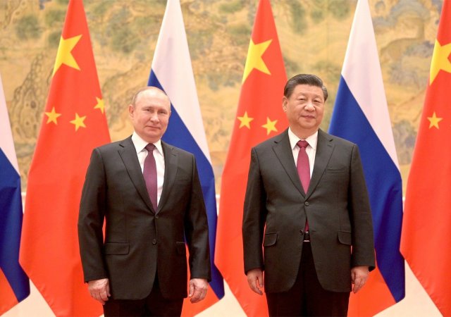 Si Ťin-pching a Vladimir Putin na archivním snímku z února 2022, ještě před ruskou invazí na Ukrajinu.