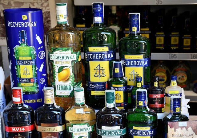 ÚOHS povolil polské nápojářské firmě Maspex koupi karlovarské Becherovky