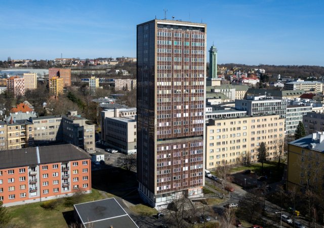 Ostravský mrakodrap v Ostrčilově ulici v Ostravě na snímku z 27. března 2022. Budova by měla být přeměněna na bytový dům podle návrhu renomovaného architektonického studia AI Design Evy Jiřičné a Petra Vágnera.
