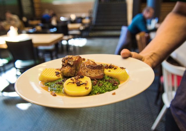 Ceny poledních menu se uklidnily. Češi ale mění návyky