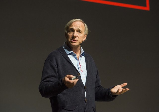 Akcioví investoři se opájejí zisky. Je to past, varuje miliardář Ray Dalio