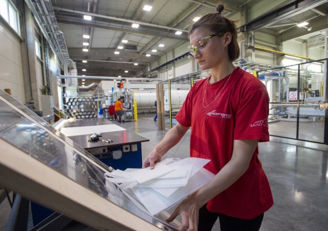 Ženy v průměru pracují o více než dva měsíce déle, aby dosáhly na stejnou odměnu jako muži