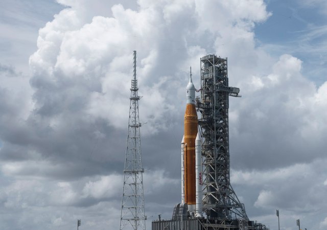 Raketa Artemis, která má vzletět k Měsíci