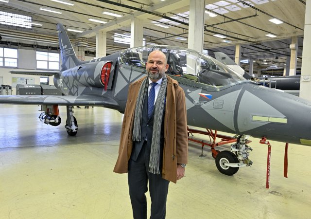 Prezident Aero Vodochody Viktor Sotona při prezentaci výroby nového letounu L-39 NG v Aeru Vodochody.