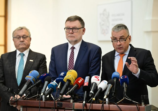 Zprava ministr průmyslu a obchodu Jozef Síkela (za STAN) a ministr financí Zbyněk Stanjura (ODS) na tiskové konferenci k zastropování cen energií pro velké firmy. Vlevo je prezident Hospodářské komory ČR Vladimír Dlouhý.