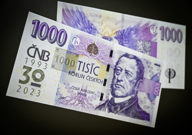 ČNB představila tisícikorunovou bankovku s přítiskem loga 30. výročí rozdělení společného státu..