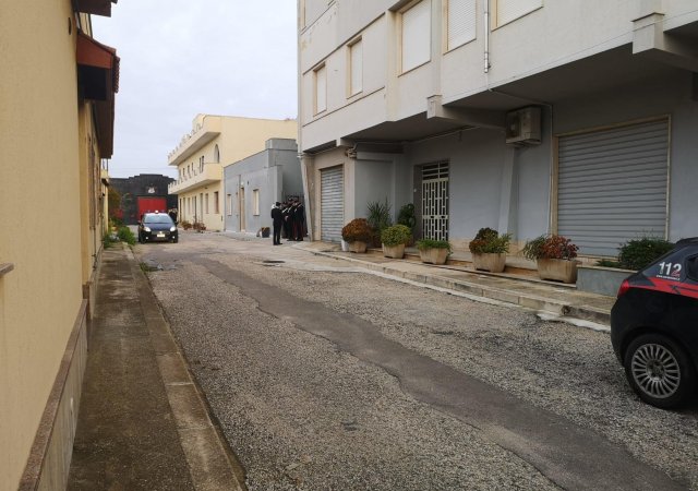 Carabinieri postávají před nenápadným domem, kde se ukrýval šéf Cosa Nostra Messina Denaro.