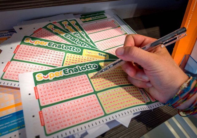 V Itálii padl v sázkové hře Superenalotto rekordní jackpot 371 milionů eur, v přepočtu zhruba 8,8 miliardy korun.