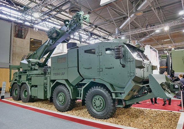 Česká společnost Excalibur Army podepsala se společností Resource Industries ze Spojených arabských emirátů kontrakt, jehož součástí je dodávka vyprošťovacích a odsunových vozidel Treva 30 (na snímku).