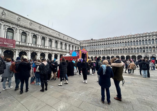 Náměstí Svatého Marka v Benátkách bývá plné turistů.
