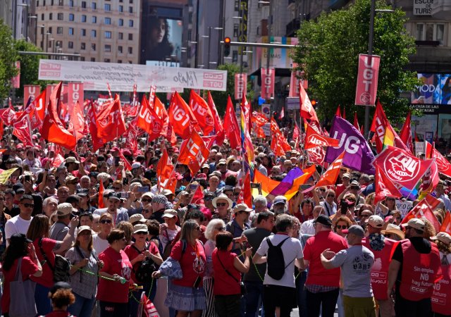 Svátek práce je tradičně spojován s demonstracemi a levicí, ale to je omyl. Místo mávátek v nadcházejících letech bude mít cenu opět si připomínat, jak důležitou roli v životě lidí práce hraje.