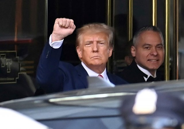 Americký exprezident Donald Trump se podle soudní poroty dopustil sexuálního zneužití, když před téměř 30 lety napadl bývalou novinářku Jean Carrollovou.