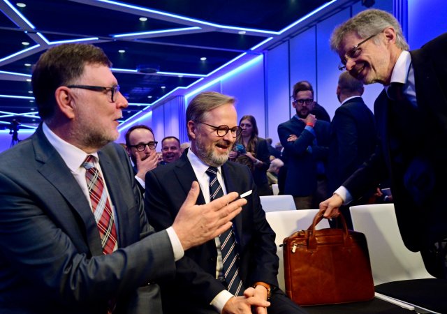 Zleva: Zbyněk Stanjura (ODS), ministr financí; Petr Fiala, premiér; Miloš Vystrčil, předseda Senátu