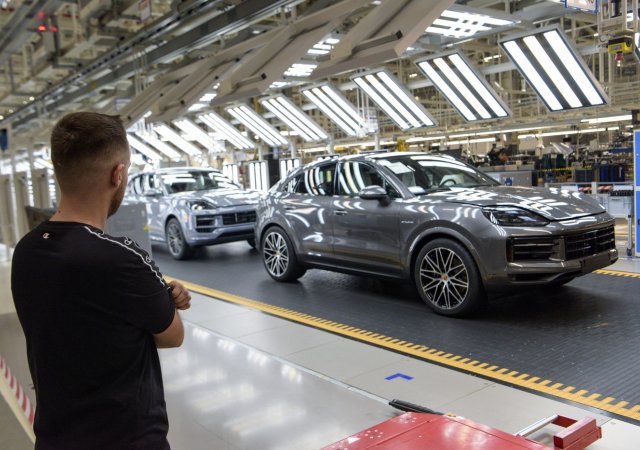 Porsche zvažuje přesun výrobu Cayennu z Bratislavy do Lipska. Pro Česko je to varování