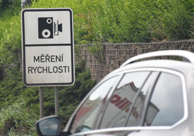 Nová vláda chce obcím vzít výnos z pokut z radarů měřících rychlost projíždějících aut
