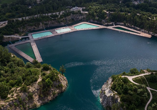 Druhou přezdívku polské Maledivy si vysloužil vodní ráj Zakrzówek rovněž nedaleko Krakova. Stejně jako Gródek nabízí vstup zdarma a kromě zatopeného lomu je zde i veřejné koupaliště pro tisíc osob