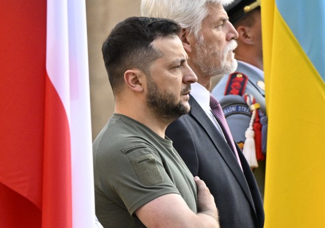 Ukrajinský prezident Volodymyr Zelenskyj (vlevo) a český prezident Petr Pavel (uprostřed) při státních hymnách 6. července 2023 na Pražském hradě.