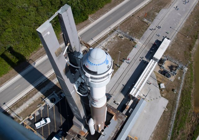 Vesmírná loď Starliner od společnosti Boeing nebude připravena k prvnímu letu s posádkou dříve než v březnu příštího roku.
