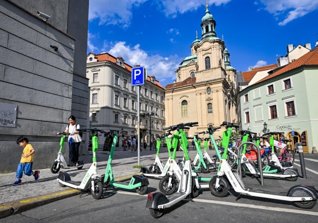 Sdílené elektrické koloběžky společností Lime + Uber na stanovišti v Platnéřské ulici