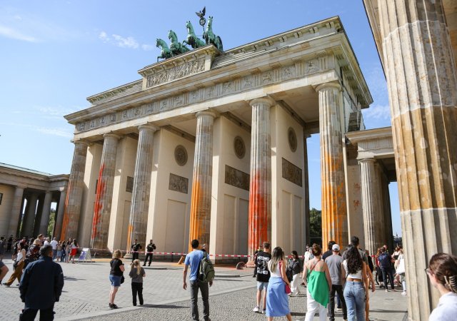 Klimatičtí aktivisté 17. září 2023 poničili červenou barvou Braniborskou bránu, symbol Berlína.