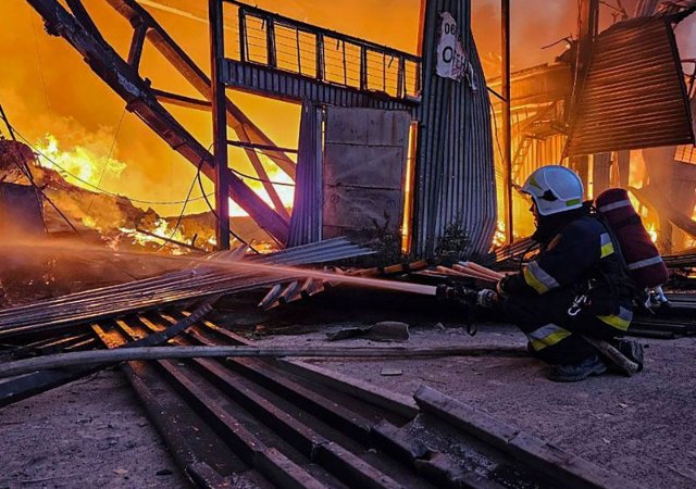 Tři sta tun humanitární pomoci Ukrajině shořelo na popel