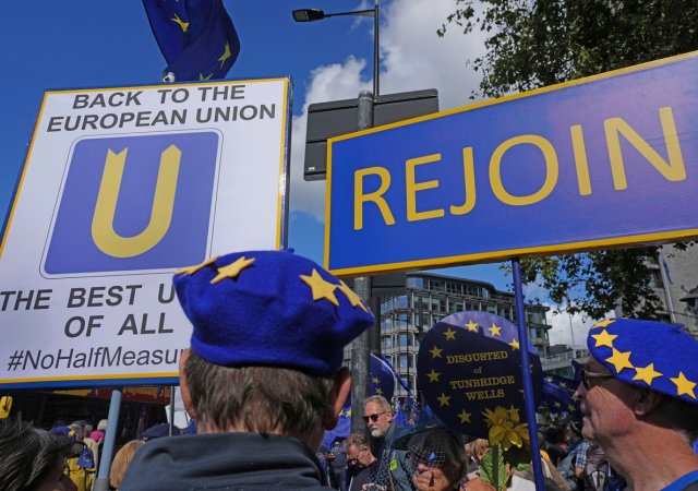 V centru Londýna demonstrovalo na 3000 lidí za návrat Británie do Evropské unie