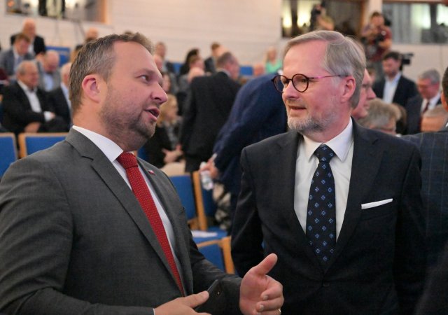 Premiér Petr Fiala (vpravo) a ministr práce Marian Jurečka