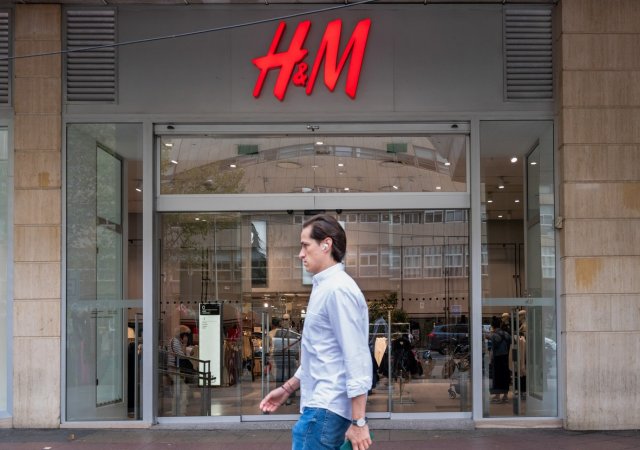 Prodejce oděvů H&M chce podle odborů uzavřít ve Španělsku čtvrtinu obchodů