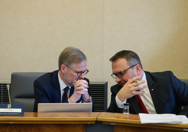 Jednání vlády, 3. ledna 2024. Zleva premiér Petr Fiala, místopředseda vlády, ministr práce a sociálních věcí Marian Jurečka před začátkem jednání.