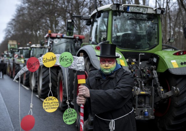 Berlín čelí protestu nákladních dopravců, zemědělci zablokovali dálnici