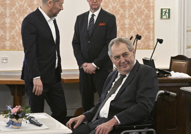 Zeman zesměšnil Fialův kabinet, nazval ho vládou amatérů. A sklidil potlesk