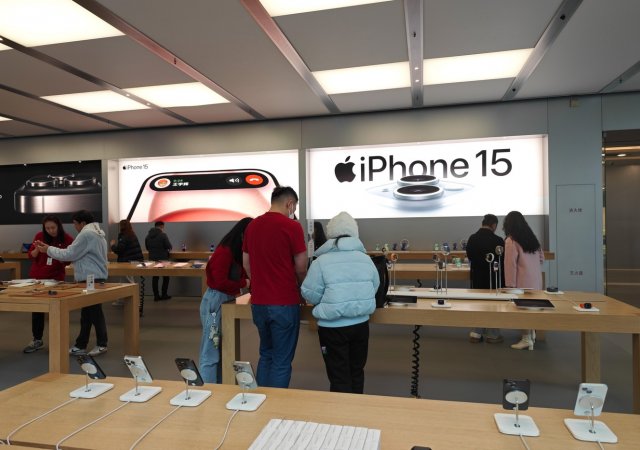 Prodej chytrých telefonů od Applu v Číně na začátku roku klesl o 24 procent