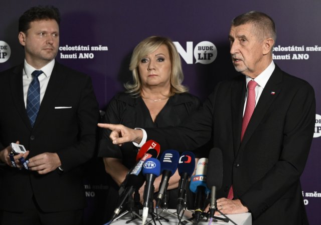 Zleva Radek Vondráček, Alena Schillerová a Andrej Babiš z hnutí ANO