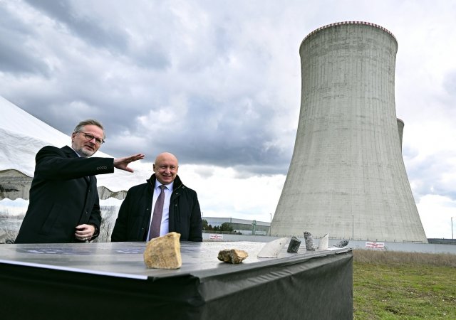 Premiér Petr Fiala a šéf ČEZ Daniel Beneš v jaderné elektrárně Dukovany