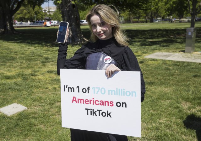 Aktivní uživatelé a tvůrci obsahu na TikTok protestují před budovou Kapitolu.