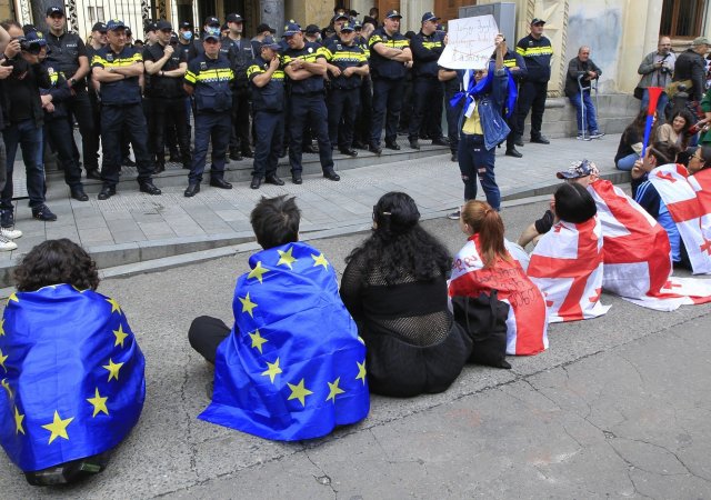 Gruzínský parlament přehlasoval prezidentské veto zákona o zahraničním vlivu