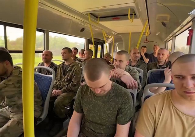 Noví branci odjíždějí po výcviku na frontovou linii