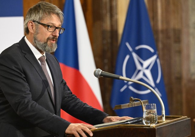 Babiš nasazuje Landovského: Česko má splnit závazky vůči NATO