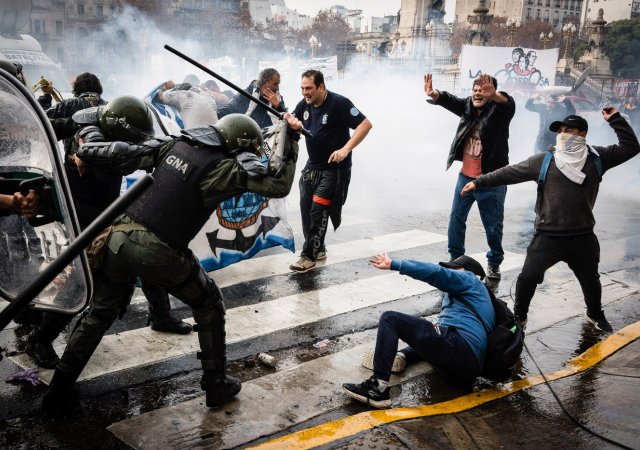 Násilné protesty provázely debatu v argentinském senátu o úsporných opatřeních, která prosazuje pravicový prezident Javier Milei