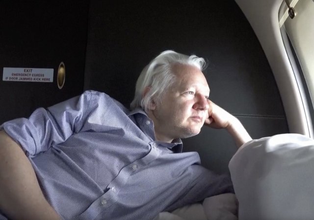 Zakladatel WikiLeaks Julian Assange přiznal vinu a po dohodě s úřady USA je volný