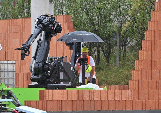 Robot staví zeď
