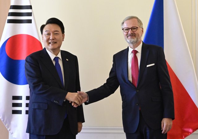 Premiér Petr Fiala (ODS; vpravo) a jihokorejský prezident Jun Sok-jol (vlevo)