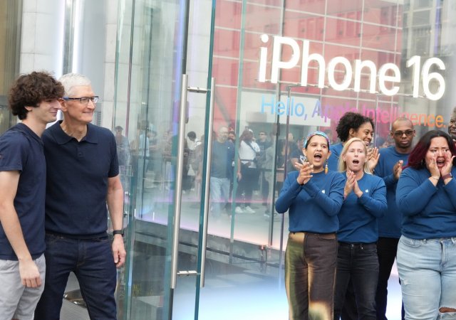 Šéf Applu Tim Cook během zahájení prodeje iPhonů 16