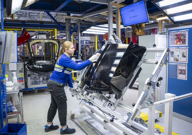 Trumpův celní tlak zabírá. Čtvrtina německých firem chce přesunout výrobu do USA